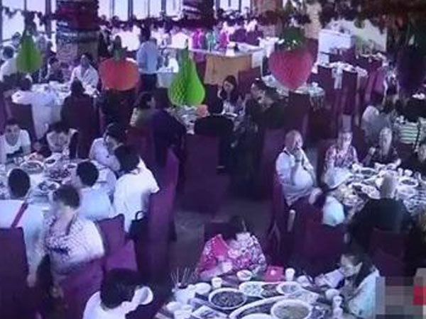 Ăn tiệc cưới xong xuôi, cô dâu chú rể và gia đình quỵt tiền cửa hàng, 'đánh bài chuồn'