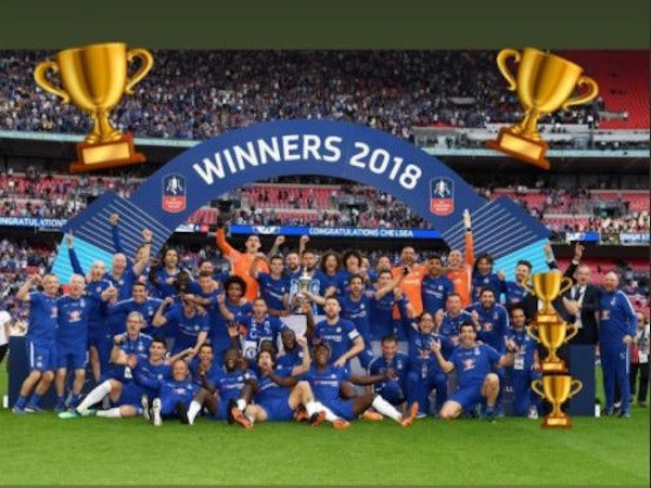 ‘Bôi nhọ’ HLV Conte, Willian bị CĐV Chelsea ném đá không ngừng
