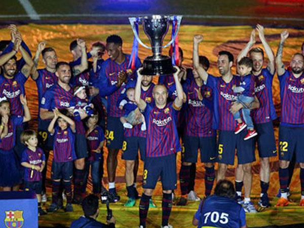 Coutinho lập công, Barca thắng trong ngày nâng Cup La Liga