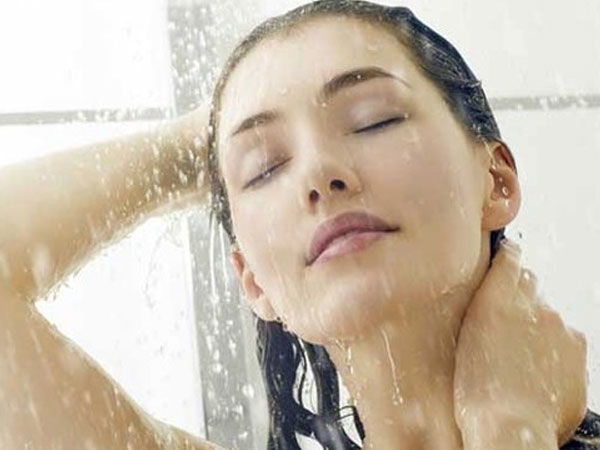 Dùng nước lạnh sau quan hệ, gây áp lực toàn bộ cơ thể