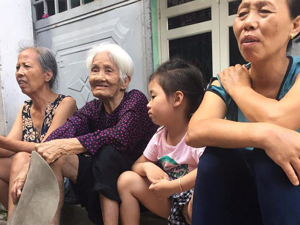 Hà Nội: Hàng xóm kể lại giây phút phát hiện 2 cháu bé nguy kịch, miệng có mùi thuốc sâu