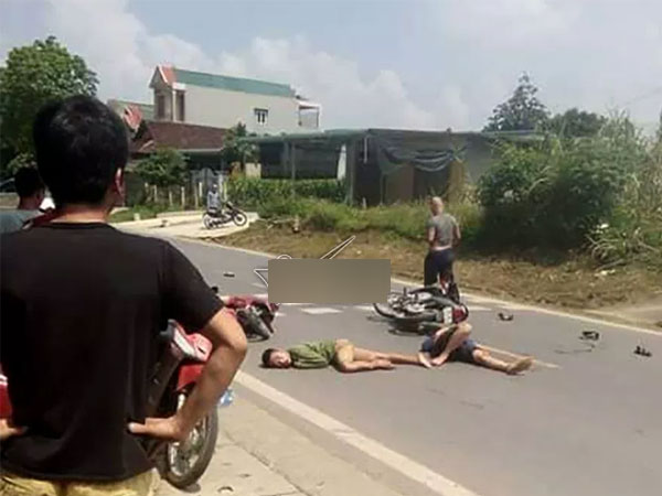 Hai xe máy đấu đầu, 3 thanh niên nằm im giữa đường