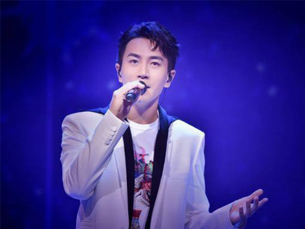 Lưu Khải Uy viết tâm thư cho con gái nhưng bị coi đang 'tẩy trắng' scandal quỵt tiền cùng Dương Mịch