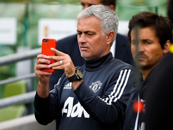 Mourinho xóa tài khoản mạng xã hội sau chung kết Cup FA