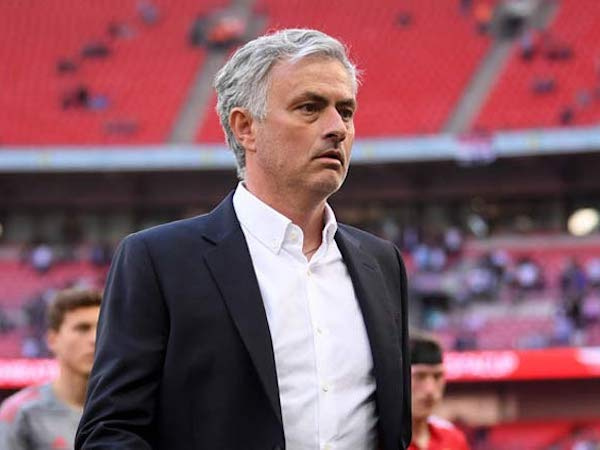 MU cả mùa tay trắng, Mourinho 'giận cá chém thớt' lên bệnh binh