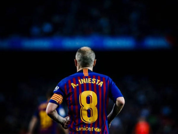 Nou Camp nghẹn ngào chia tay 'phù thủy' Iniesta