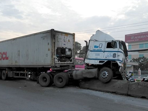 Tiền Giang: Xe đầu kéo lao lên dải phân cách, giao thông ùn ứ