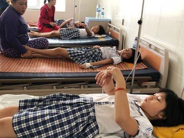 Uống trà sữa trong buổi liên hoan lớp, hàng chục học sinh lớp 3 nhập viện cấp cứu