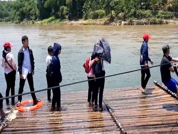 Video: Học sinh Quảng Ngãi kéo bè tre vượt sông đến trường