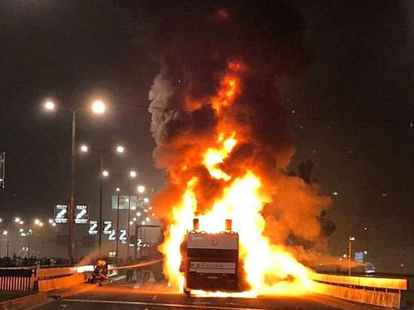 Xe buýt chở nhà vô địch Serbia cháy rụi trong buổi lễ ăn mừng