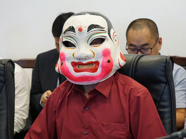 Chủ nhân Jackpot hơn 300 tỷ đồng đeo mặt nạ nhận giải