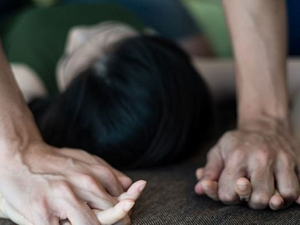 Chủ tiệm tóc bị khách nam kéo vào phòng ngủ hiếp dâm