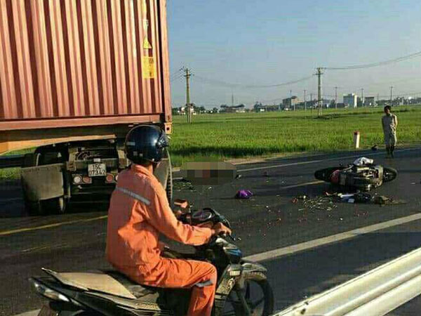 Hai vợ chồng tử vong thương tâm sau va chạm với xe container