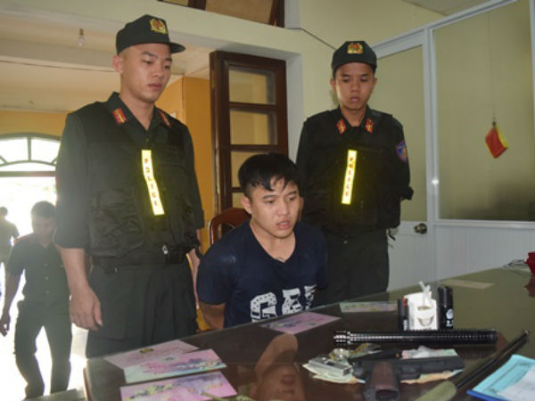 Nam thanh niên lộ 'hàng nóng' từ việc không đội mũ bảo hiểm