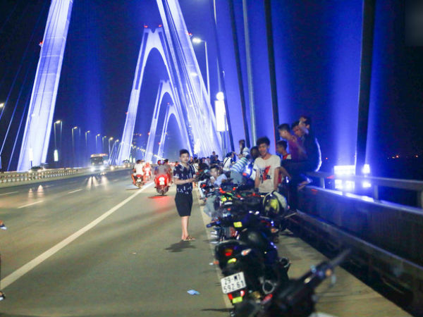 Người dân 'vô tư' vượt lan can, đi ngược chiều để hóng mát trên cầu Nhật Tân