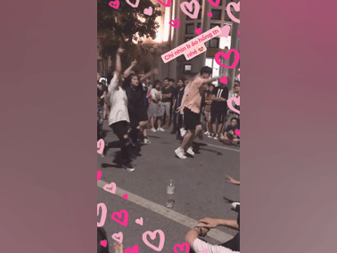 Nhảy hit của BlackPink ở phố đi bộ, chàng trai áo hồng khiến cư dân mạng ráo riết 'xin link' vì quá dễ thương