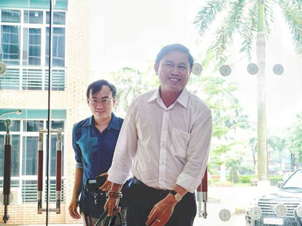 Ông Trần Mạnh Hùng tươi cười đến cuộc họp VPF