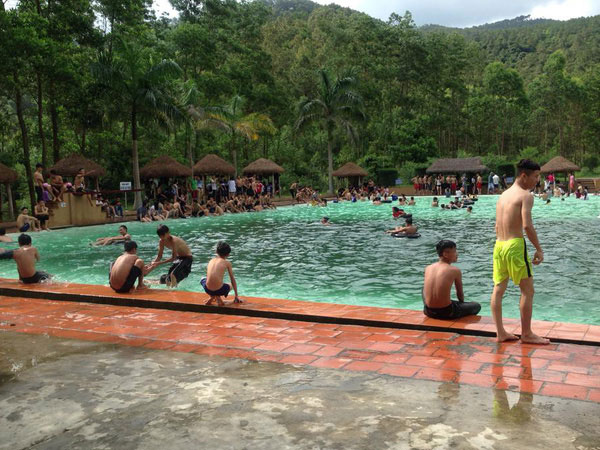 Quảng Ninh: Nam sinh lớp 10 chết đuối trong bể bơi khu du lịch