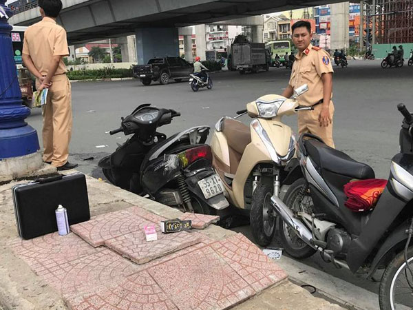Tài xế ô tô nghi say rượu tông hàng loạt xe máy, 4 người nhập viện