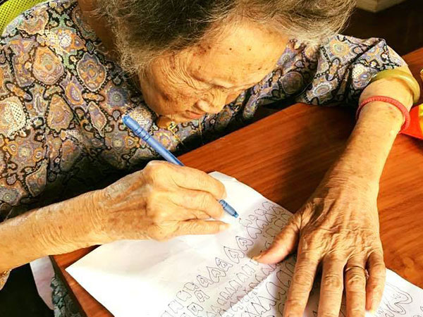 Tình yêu vĩnh cửu là khi ông mất rồi, bà vẽ 1000 trái tim để đốt xuống cho ông biết: Bà nhớ ông nhiều!