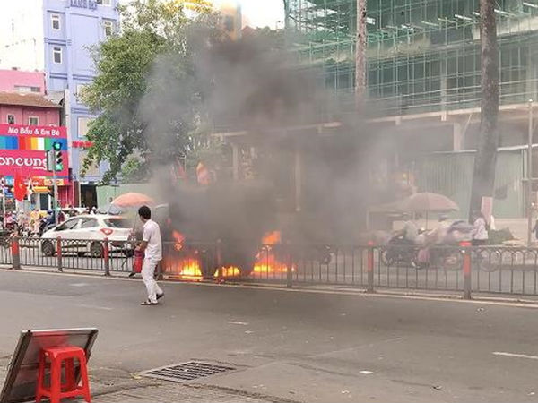 Xe tải chở vật liệu bất ngờ bốc cháy ngùn ngụt trên đường phố Sài Gòn khiến giao thông ùn tắc