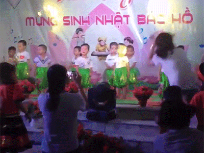 Clip ghi lại 'nỗi ám ảnh' của giáo viên mầm non: Mặc cô 'quẩy' nhiệt tình, các cháu vẫn đứng im như tượng