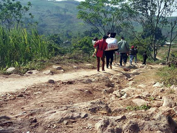 Cô gái khóc như mưa khi phải trèo 4 ngọn đồi mới đến nhà bạn trai