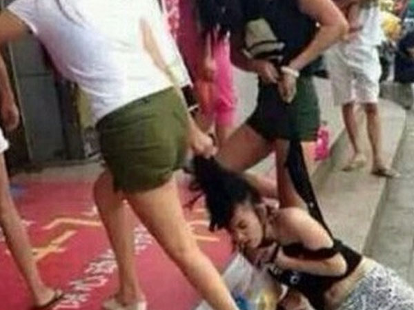 Khởi tố nhóm người kéo 'tình địch' lên ô tô đánh ghen ở Vinh