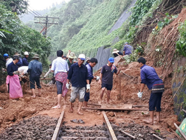 Khối trượt lớn trên sườn đèo Hải Vân dịch chuyển