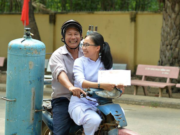 Ông bố đèo cả bình khí đi làm vẫn tranh thủ đến trường 'selfie' cùng con gái trong lễ tổng kết cuối năm