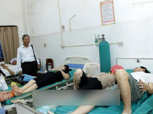 Ôtô chở hơn 40 người Việt Nam gặp tai nạn ở Lào