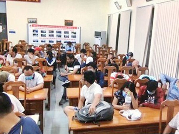Đột kích sòng Poker ở Sài Gòn, tạm giữ gần 600 triệu đồng