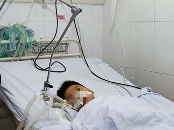 TPHCM: Mẹ mải tắm cho em, bé trai 9 tuổi nhảy xuống bể bơi rồi đập đầu vào thành bể nguy kịch