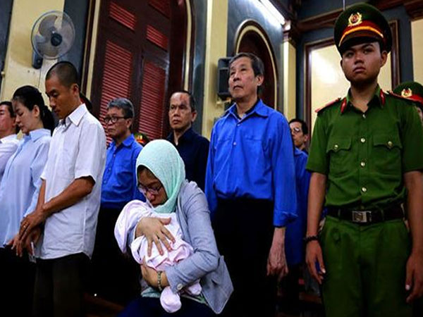 'Trợ thủ' của đại gia Sáu Phấn bị tăng án phạt do đem con nhỏ đến tòa