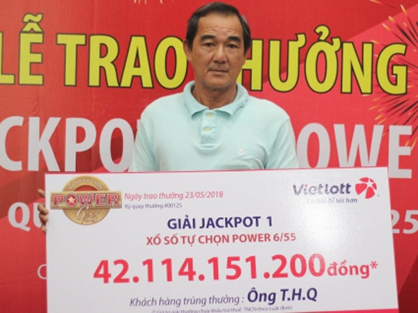 Chủ xe khách không đeo mặt nạ nhận thưởng xổ số 42 tỷ đồng