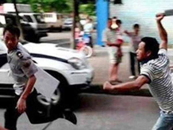 Bạn trai mới, cũ của cô giáo mầm non đánh nhau, nhiều người hoảng sợ