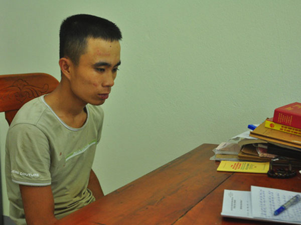 Chở bạn gái đi trộm, dùng dao tấn công chủ nhà