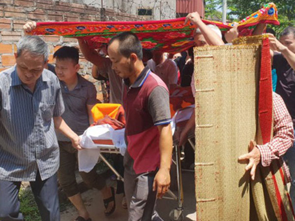 Đẫm nước mắt đưa thi thể lái tàu SE19 về quê nhà