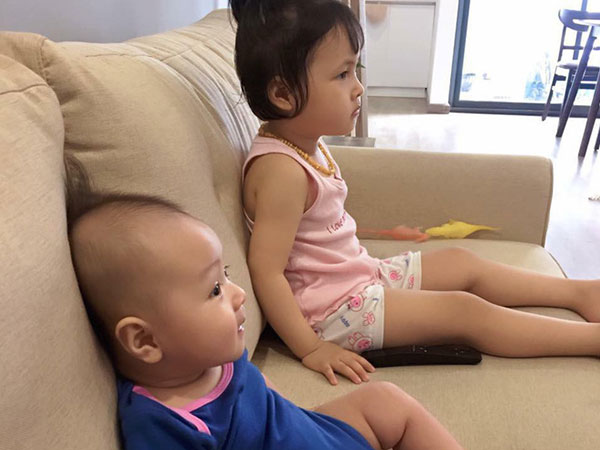 Đăng tin tìm bảo mẫu, mẹ 2 con hốt hoảng vì 'cô trông trẻ' vén áo dỗ con mình ti, ra điều kiện được đi chơi mỗi ngày cùng bố bọn trẻ