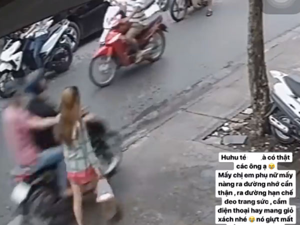 Hai tên cướp đi xe máy táo tợn giật dây chuyền, khiến cô gái ngã sấp mặt trên vỉa hè Sài Gòn