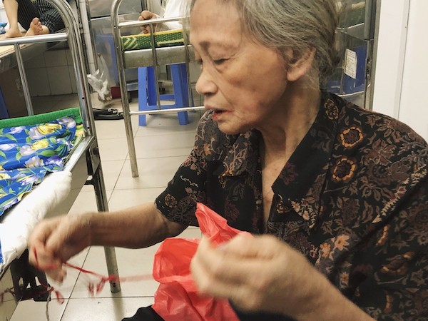 Nạn nhân bị ô tô kéo lê hàng trăm mét ở Hà Nội sau gần 2 tháng: Mẹ già đau đớn buộc chân con trai vào mép giường bệnh