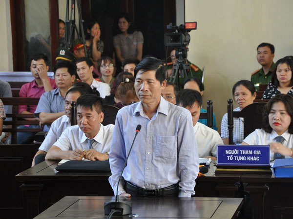 Phiên xử BS Hoàng Công Lương: Tòa chấp nhận chứng cứ mới, bất ngờ quay về phần xét hỏi