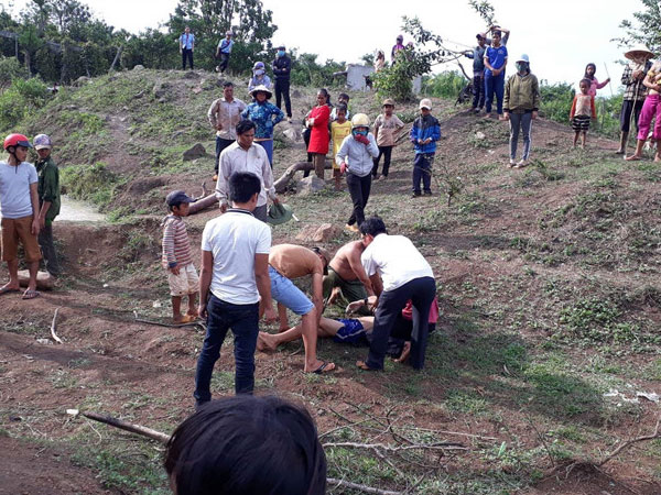 Rủ nhau đi bắt cá trong giờ ra chơi, hai học sinh lớp 7 tử vong
