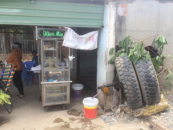Tai nạn hy hữu: Xe tải đang chạy thì rụng bánh, văng sang bên đường đâm thủng tường nhà dân