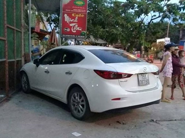 Tài xế ô tô nghi ‘ngáo đá’, kéo lê xe máy hàng chục mét