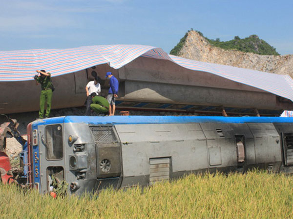 Triệu tập các nhân viên đường sắt điều tra vụ lật tàu ở Thanh Hóa