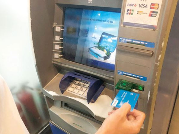 Vào 'chợ đen' thẻ ATM