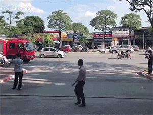 Video: Người phụ nữ chạy Lead tạt ngang đầu xe cứu hỏa