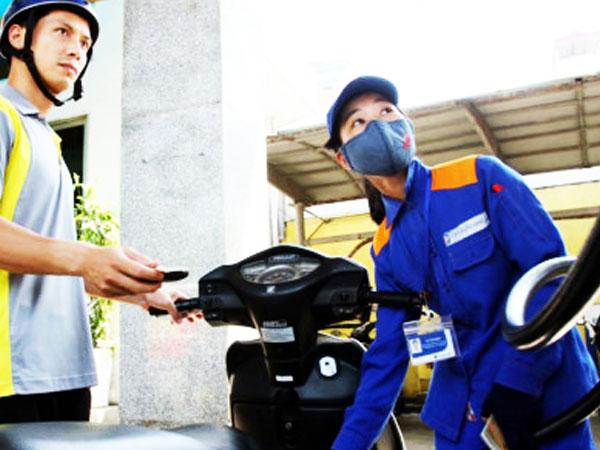 Xăng cõng 4.000 đồng thuế môi trường: Chuyên gia khẳng định vẫn còn quá thấp