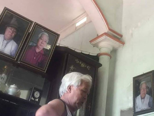 Bác trung niên hằng ngày tự chụp ảnh bằng điện thoại rồi phóng to treo khắp nhà bất ngờ nổi tiếng trên MXH